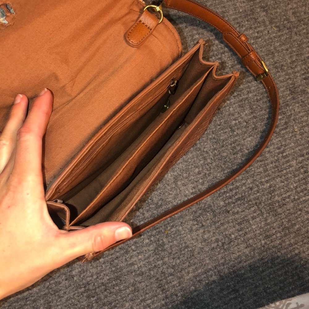 Tiny brown purse needs a new button to be sewn on - Picture 3 of 4